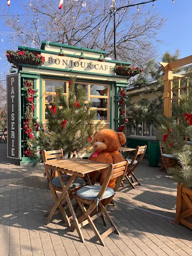 Bonjour Cafe at Valea Morilor Lake